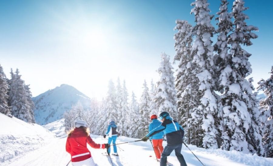 Skifahren mit Freunden im Schnee in Ski amadé