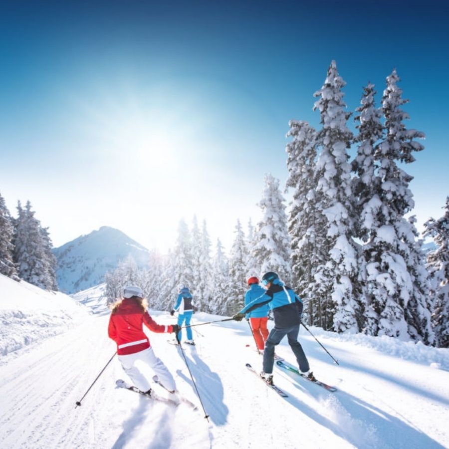 Skifahren mit Freunden im Schnee in Ski amadé